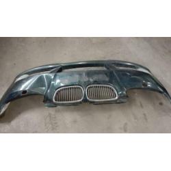 Bmw e92 335e bumper voor groen auto wordt gedemonteerd