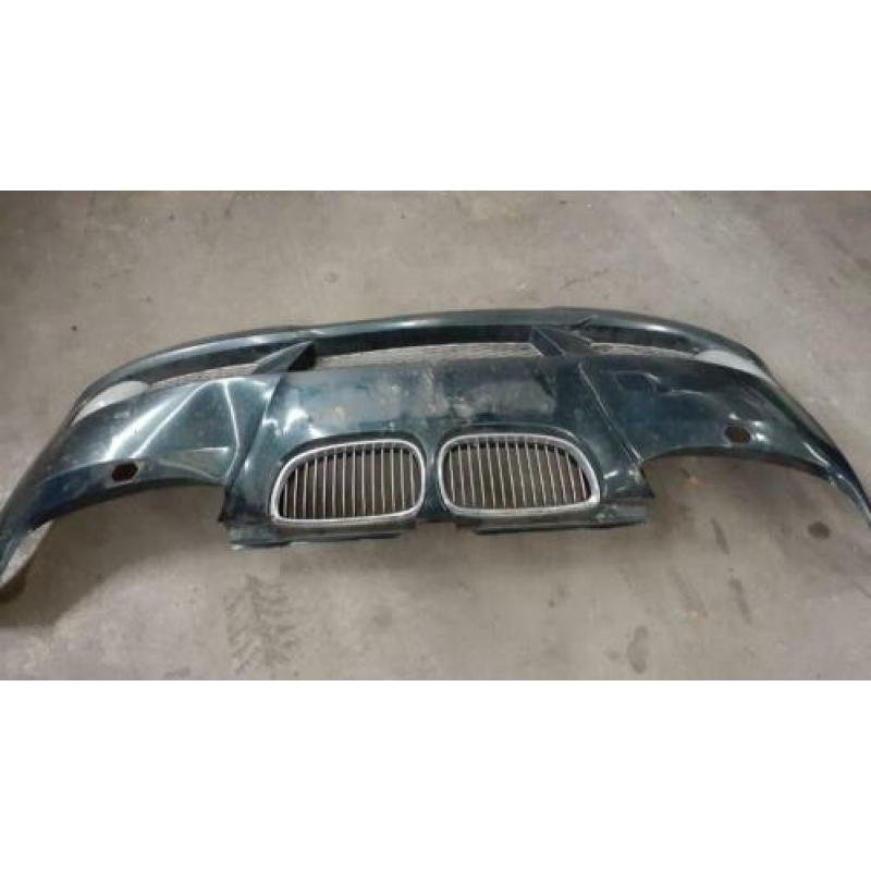 Bmw e92 335e bumper voor groen auto wordt gedemonteerd