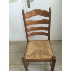 Houten stoelen met biezen zitting