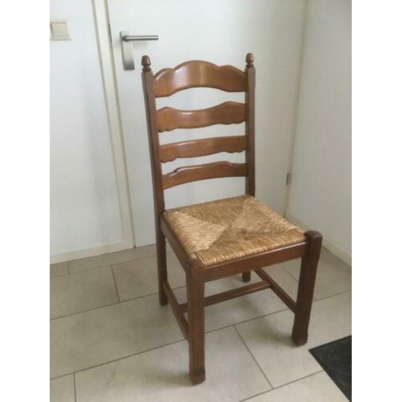 Houten stoelen met biezen zitting