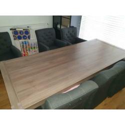 Dressoirkast en eettafel