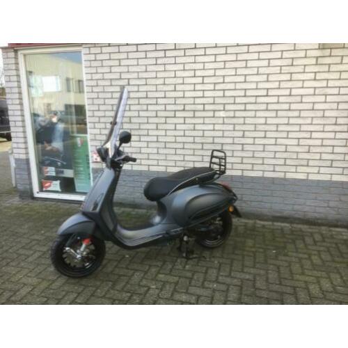 Aktie! vespa sprints 25km snor mat grey bj2016 7000km 4-takt
