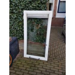 2 houten kozijnen met dubbelglas en ventilatie rooster