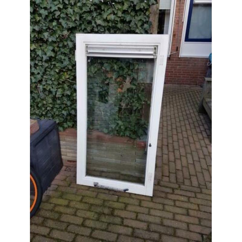 2 houten kozijnen met dubbelglas en ventilatie rooster