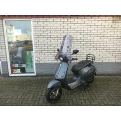 Aktie! vespa sprints 25km snor mat grey bj2016 7000km 4-takt