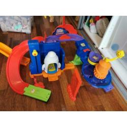 Vtech-baan met drie diertjes en twee autootjes!