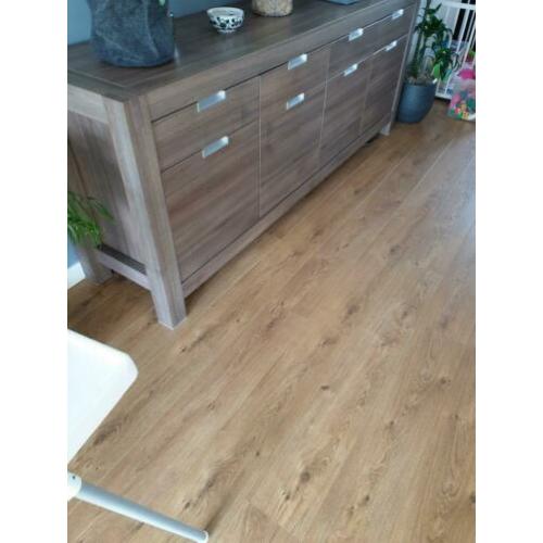 Dressoirkast en eettafel