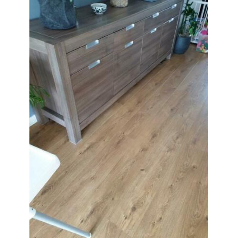 Dressoirkast en eettafel