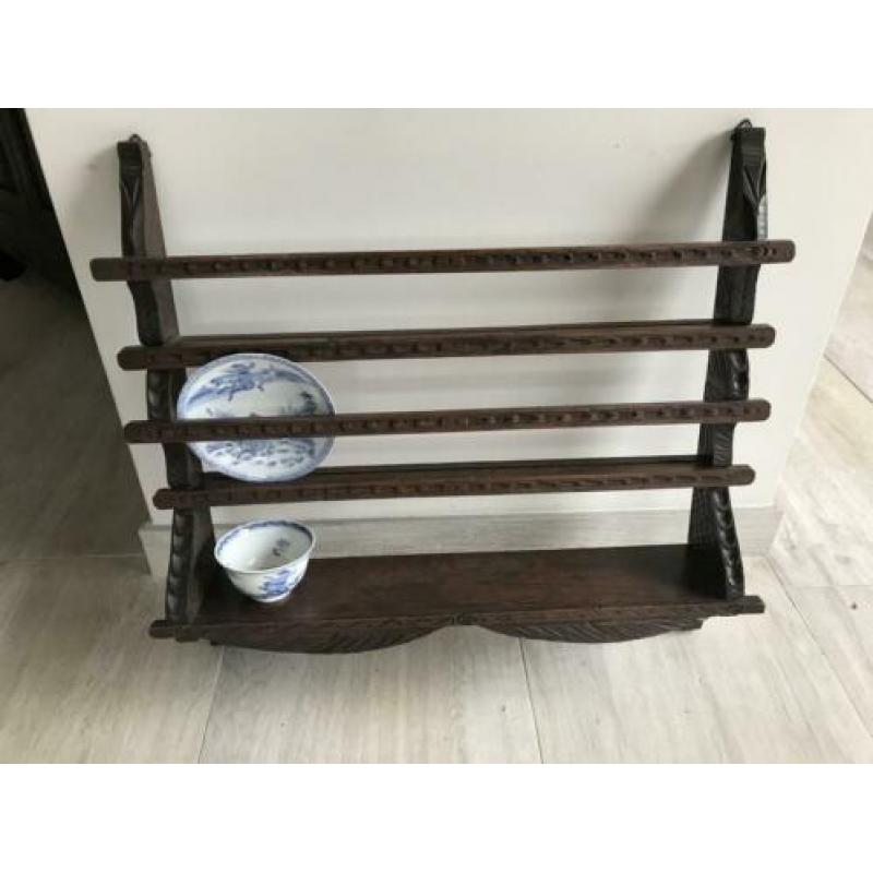 Mooi houtsnijwerk kop en schotel rek 48/48cm