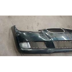 Bmw e92 335e bumper voor groen auto wordt gedemonteerd