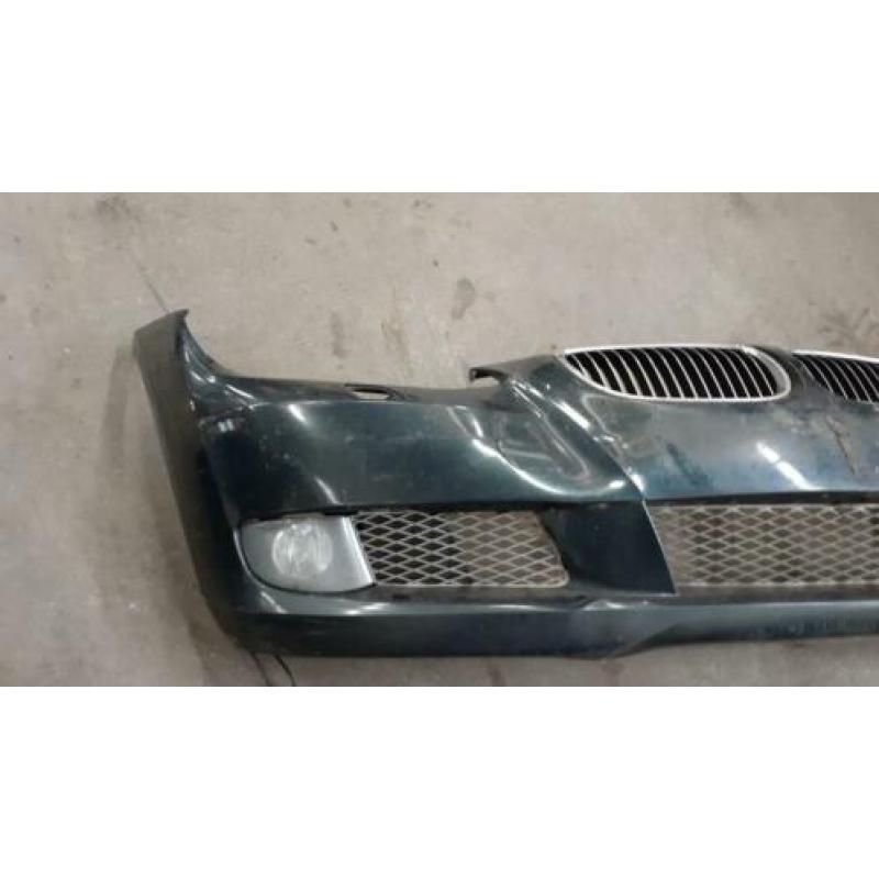 Bmw e92 335e bumper voor groen auto wordt gedemonteerd