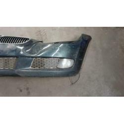Bmw e92 335e bumper voor groen auto wordt gedemonteerd