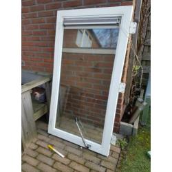 2 houten kozijnen met dubbelglas en ventilatie rooster