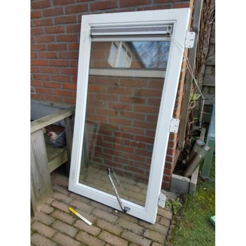 2 houten kozijnen met dubbelglas en ventilatie rooster