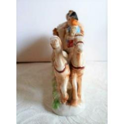 Oud Porseleinen beeld. Koets met paarden. Met kantaccenten.