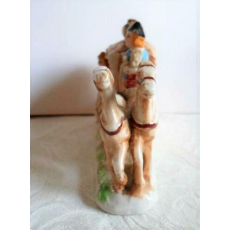 Oud Porseleinen beeld. Koets met paarden. Met kantaccenten.