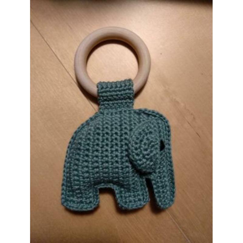 Gehaakte rammelaar olifant, handgemaakt. Zie alle foto's!