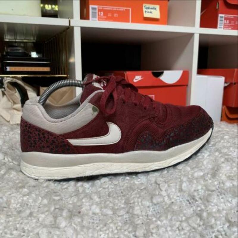 Nike Air Safari - Team Red / Sail maat 41