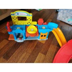 Vtech-baan met drie diertjes en twee autootjes!