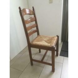 Houten stoelen met biezen zitting