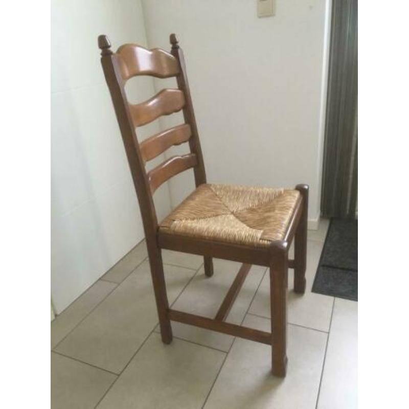 Houten stoelen met biezen zitting