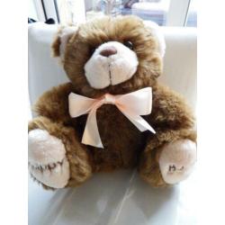 Happy Beer Emily met rose strik 28 cm hoog - NIEUW