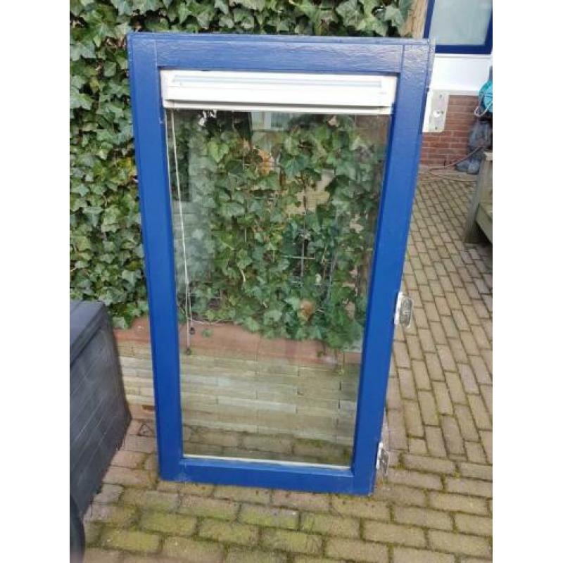 2 houten kozijnen met dubbelglas en ventilatie rooster