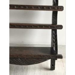 Mooi houtsnijwerk kop en schotel rek 48/48cm