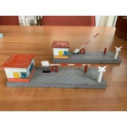 Oud blikken trein speelgoed; spoor huisjes en slagboom.