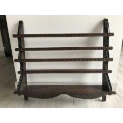 Mooi houtsnijwerk kop en schotel rek 48/48cm