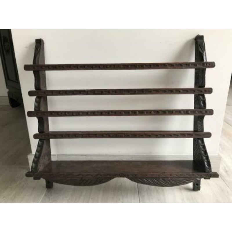 Mooi houtsnijwerk kop en schotel rek 48/48cm