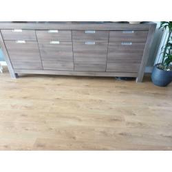 Dressoirkast en eettafel