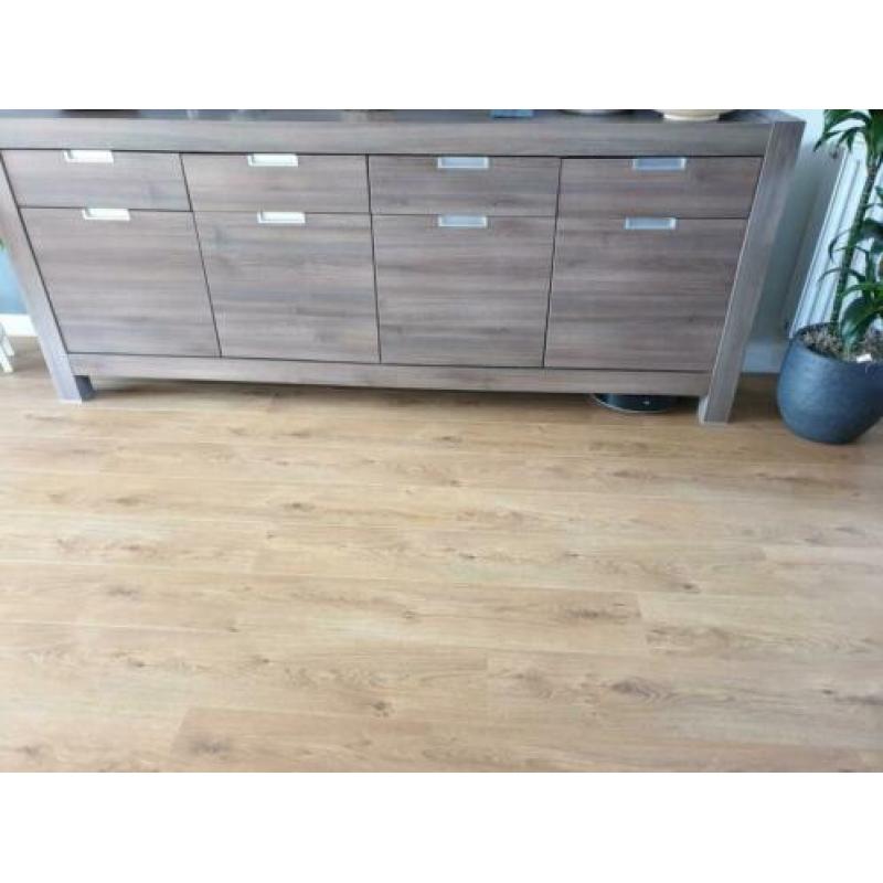 Dressoirkast en eettafel