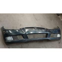 Bmw e92 335e bumper voor groen auto wordt gedemonteerd