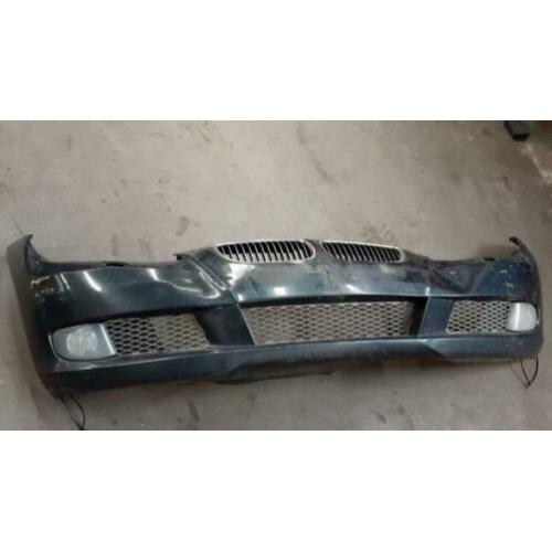 Bmw e92 335e bumper voor groen auto wordt gedemonteerd
