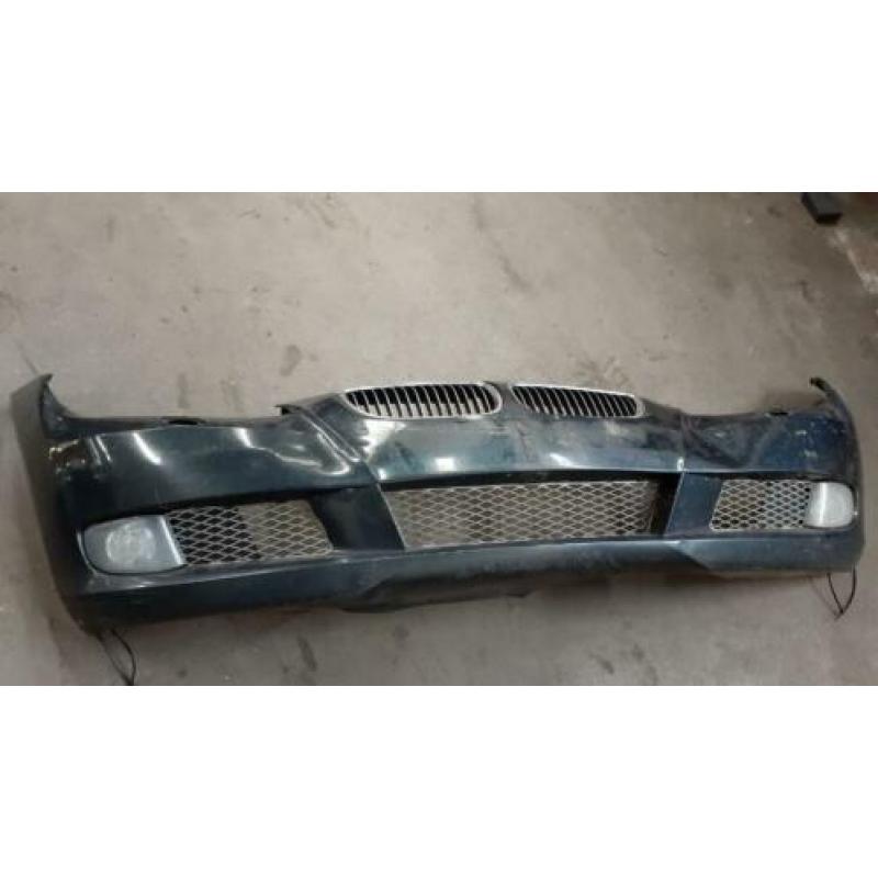 Bmw e92 335e bumper voor groen auto wordt gedemonteerd