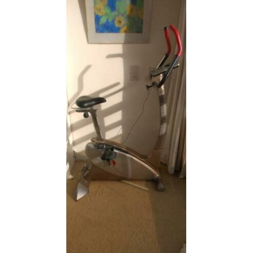 Hometrainer thuis fiets met hartslagmeter