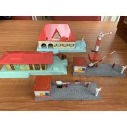 Oud blikken trein speelgoed; spoor huisjes en slagboom.