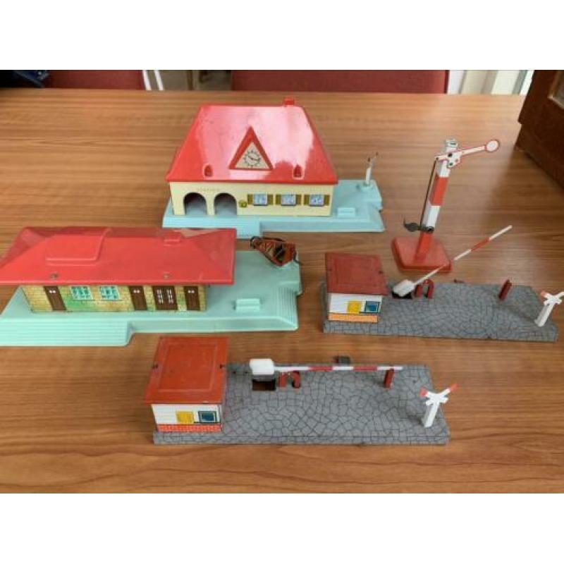 Oud blikken trein speelgoed; spoor huisjes en slagboom.