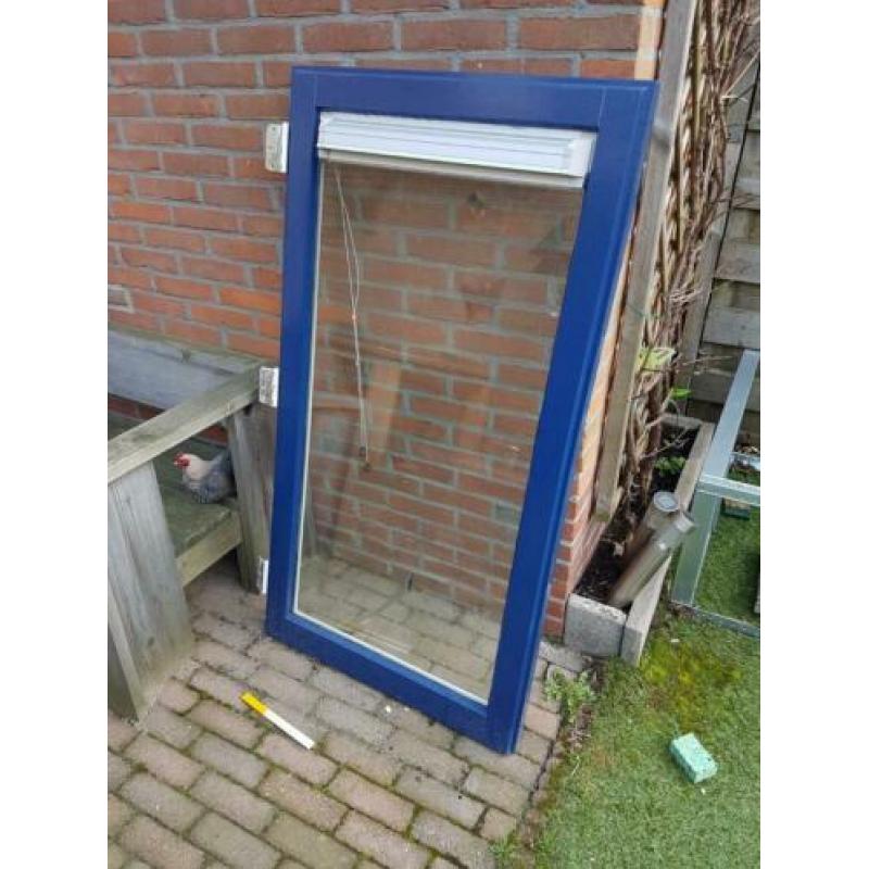 2 houten kozijnen met dubbelglas en ventilatie rooster
