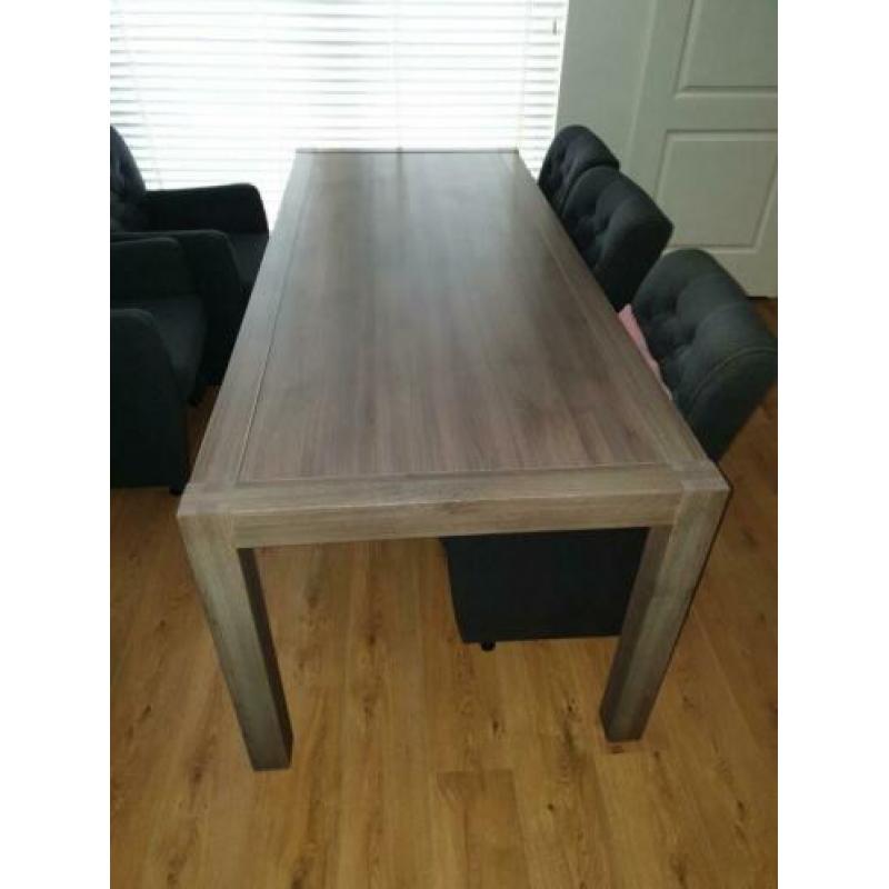 Dressoirkast en eettafel