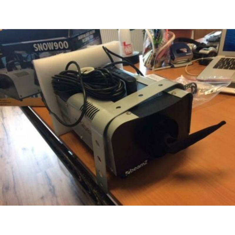 BeamZ Snow 900 Snowmachine - 1 keer gebruikt
