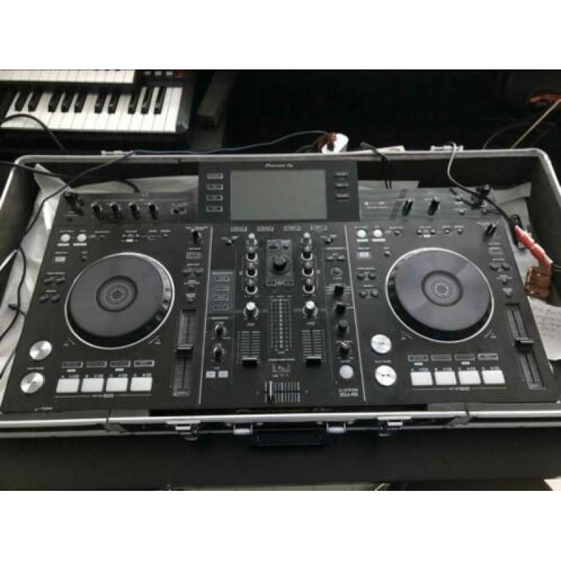 Pioneer xdj rx + speakers + flightcase