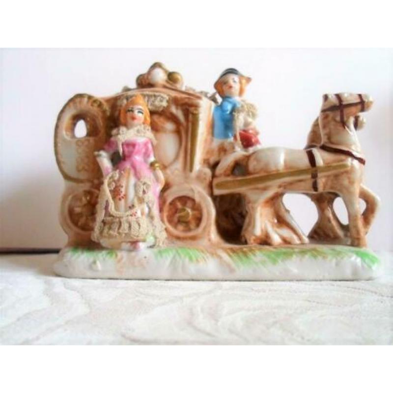 Oud Porseleinen beeld. Koets met paarden. Met kantaccenten.