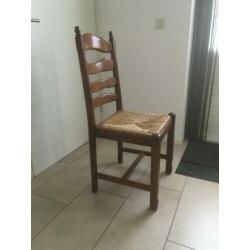 Houten stoelen met biezen zitting