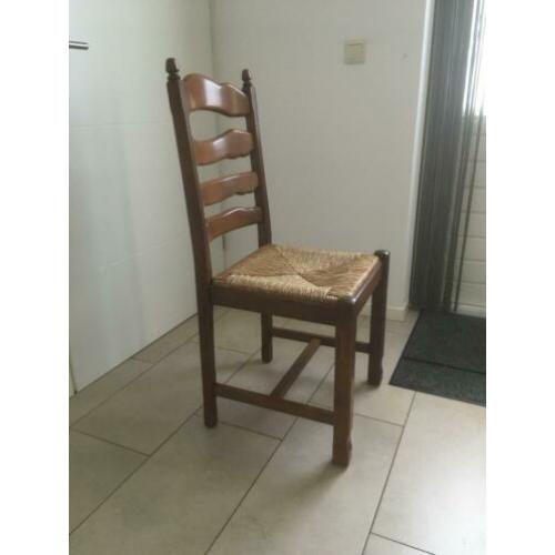Houten stoelen met biezen zitting
