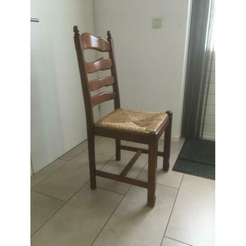 Houten stoelen met biezen zitting