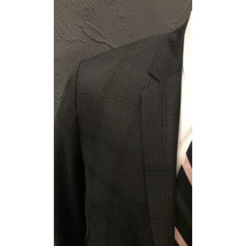 Kostuum van HUGO BOSS. Maat 52. Zwart geruit