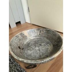 Grote zware houten schaal met ringen als nieuw!