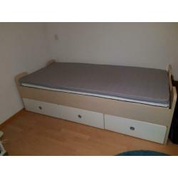 Eenpersoonsbed met drie grote lades in kleur wit/beuken.